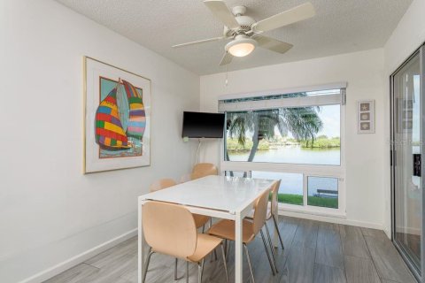 House in New Port Richey, Florida 3 bedrooms, 185.62 sq.m. № 1856775 - photo 21
