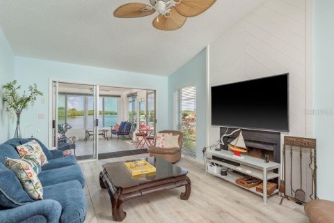 House in New Port Richey, Florida 3 bedrooms, 185.62 sq.m. № 1856775 - photo 11