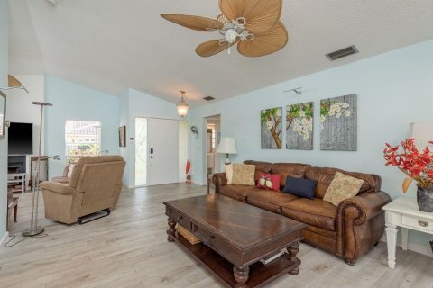 House in New Port Richey, Florida 3 bedrooms, 185.62 sq.m. № 1856775 - photo 8