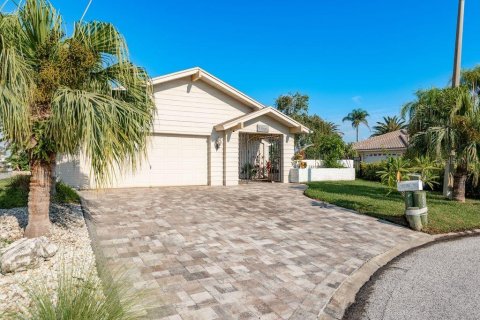 House in New Port Richey, Florida 3 bedrooms, 185.62 sq.m. № 1856775 - photo 4