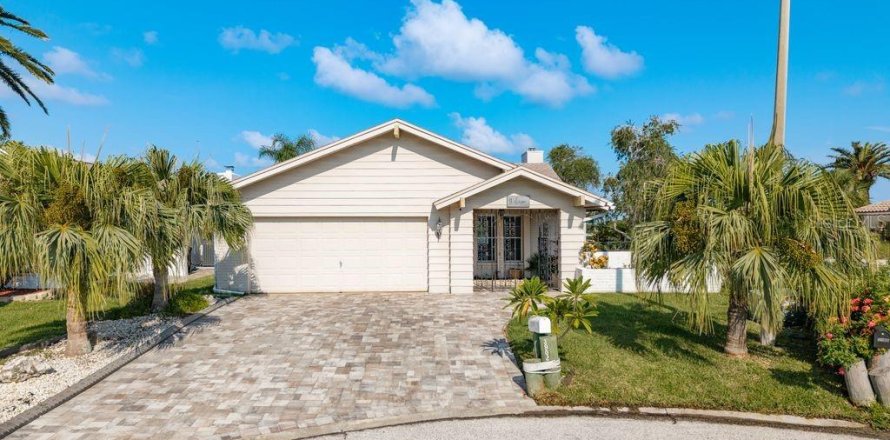 House in New Port Richey, Florida 3 bedrooms, 185.62 sq.m. № 1856775