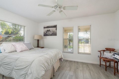 House in New Port Richey, Florida 3 bedrooms, 185.62 sq.m. № 1856775 - photo 28