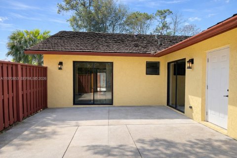 Снять в аренду виллу или дом в Веллингтон, Флорида 2 спальни, 93.09м2, № 2031471 - фото 1