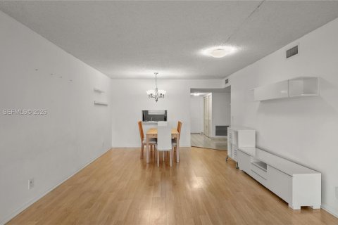 Купить кондоминиум в Тамарак, Флорида 2 спальни, 119.47м2, № 2020458 - фото 7