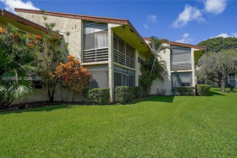 Купить кондоминиум в Тамарак, Флорида 2 спальни, 119.47м2, № 2020458 - фото 3