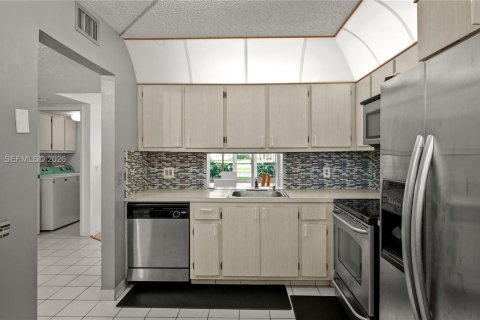 Купить кондоминиум в Тамарак, Флорида 2 спальни, 119.47м2, № 2020458 - фото 16