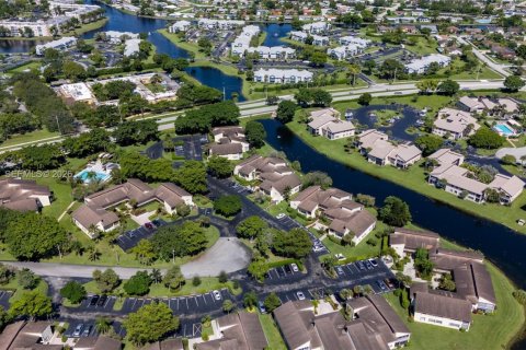 Купить кондоминиум в Тамарак, Флорида 2 спальни, 119.47м2, № 2020458 - фото 2