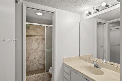 Купить кондоминиум в Тамарак, Флорида 2 спальни, 119.47м2, № 2020458 - фото 11