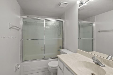 Купить кондоминиум в Тамарак, Флорида 2 спальни, 119.47м2, № 2020458 - фото 13