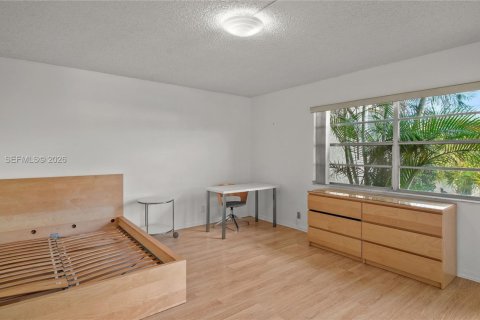 Купить кондоминиум в Тамарак, Флорида 2 спальни, 119.47м2, № 2020458 - фото 9