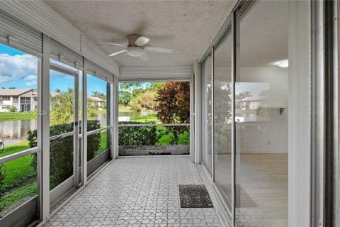 Купить кондоминиум в Тамарак, Флорида 2 спальни, 119.47м2, № 2020458 - фото 18