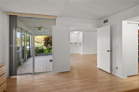 Купить кондоминиум в Тамарак, Флорида 2 спальни, 119.47м2, № 2020458 - фото 10