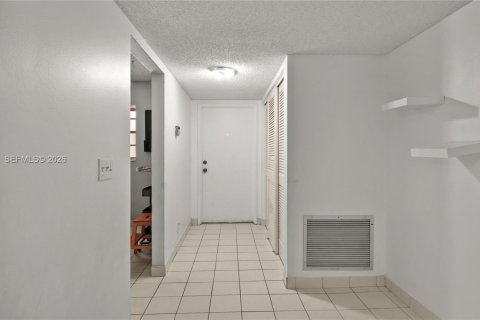 Купить кондоминиум в Тамарак, Флорида 2 спальни, 119.47м2, № 2020458 - фото 14