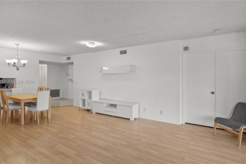 Купить кондоминиум в Тамарак, Флорида 2 спальни, 119.47м2, № 2020458 - фото 8