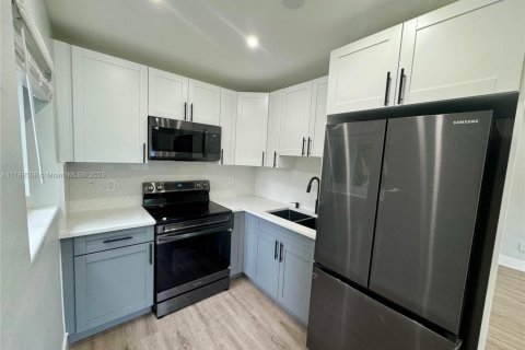 Commercial property in Fort Lauderdale, Florida 196.86 sq.m. № 1727930 - photo 5