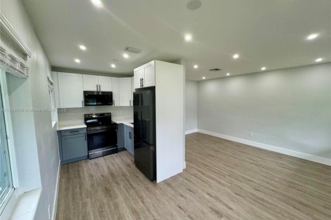 Commercial property in Fort Lauderdale, Florida 196.86 sq.m. № 1727930 - photo 9