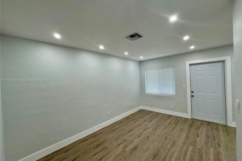 Commercial property in Fort Lauderdale, Florida 196.86 sq.m. № 1727930 - photo 8