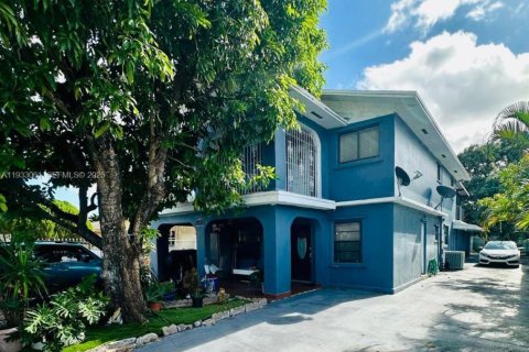 House in Hialeah, Florida 6 bedrooms, 248.23 sq.m. № 1992876 - photo 3