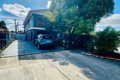 House in Hialeah, Florida 6 bedrooms, 248.23 sq.m. № 1992876 - photo 2