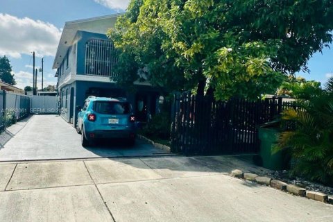 House in Hialeah, Florida 6 bedrooms, 248.23 sq.m. № 1992876 - photo 4