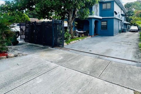 House in Hialeah, Florida 6 bedrooms, 248.23 sq.m. № 1992876 - photo 1