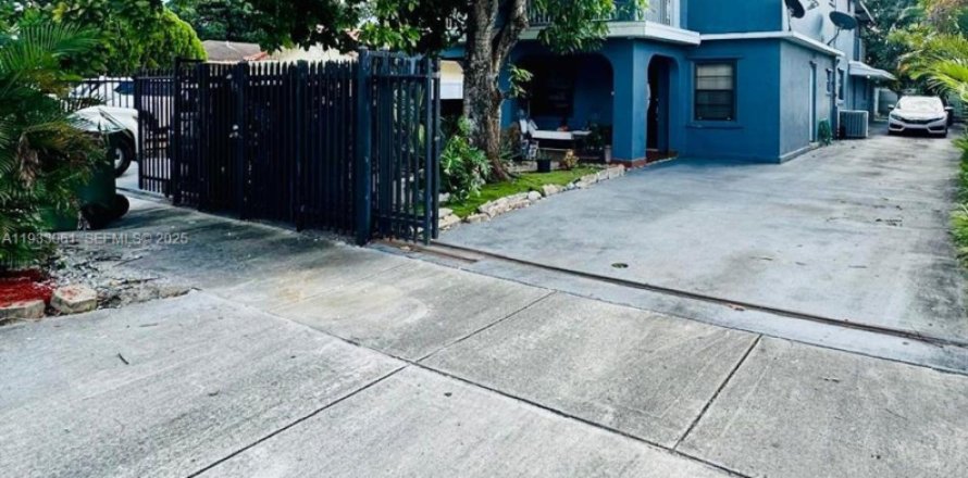 House in Hialeah, Florida 6 bedrooms, 248.23 sq.m. № 1992876