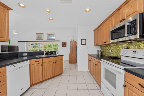 House in Punta Gorda, Florida 2 bedrooms, 118.82 sq.m. № 2324112 - photo 14