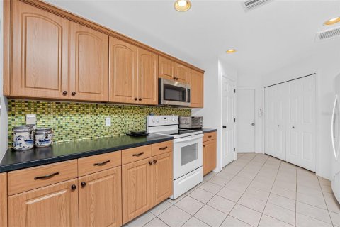 House in Punta Gorda, Florida 2 bedrooms, 118.82 sq.m. № 2324112 - photo 13