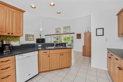 House in Punta Gorda, Florida 2 bedrooms, 118.82 sq.m. № 2324112 - photo 15