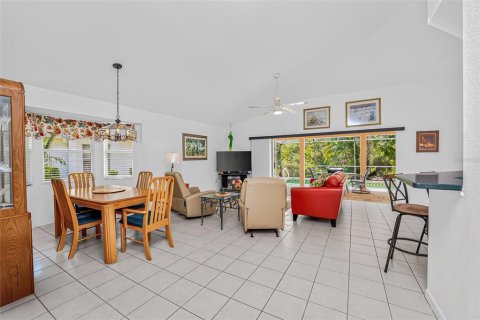 House in Punta Gorda, Florida 2 bedrooms, 118.82 sq.m. № 2324112 - photo 6
