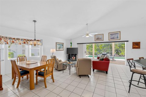 House in Punta Gorda, Florida 2 bedrooms, 118.82 sq.m. № 2324112 - photo 7