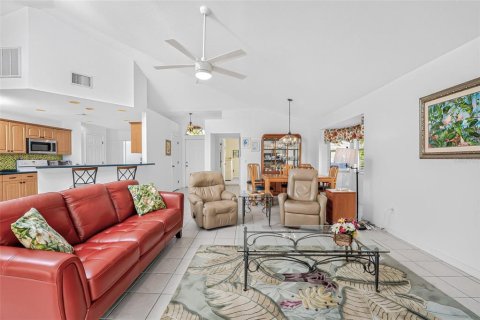 House in Punta Gorda, Florida 2 bedrooms, 118.82 sq.m. № 2324112 - photo 8