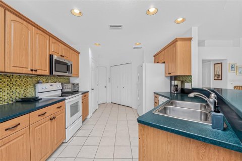 House in Punta Gorda, Florida 2 bedrooms, 118.82 sq.m. № 2324112 - photo 12