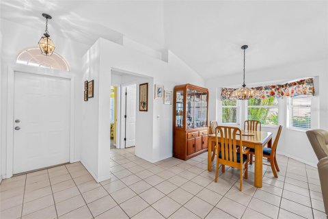 House in Punta Gorda, Florida 2 bedrooms, 118.82 sq.m. № 2324112 - photo 16