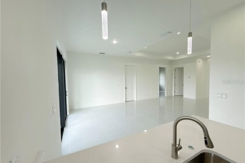 House in Cape Coral, Florida 4 bedrooms, 161.37 sq.m. № 2360859 - photo 9