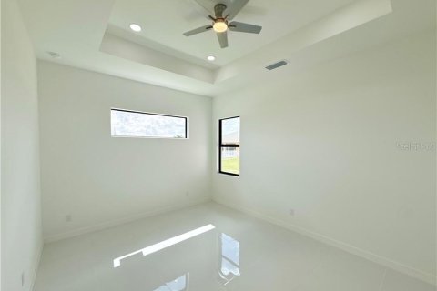 House in Cape Coral, Florida 4 bedrooms, 161.37 sq.m. № 2360859 - photo 22