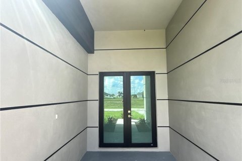 House in Cape Coral, Florida 4 bedrooms, 161.37 sq.m. № 2360859 - photo 2