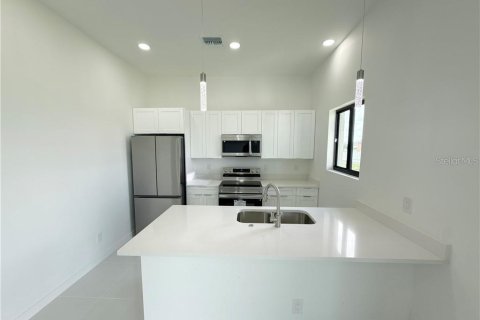 House in Cape Coral, Florida 4 bedrooms, 161.37 sq.m. № 2360859 - photo 15