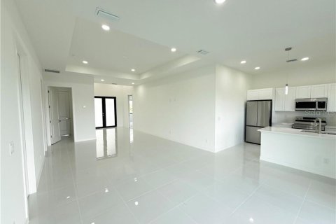 House in Cape Coral, Florida 4 bedrooms, 161.37 sq.m. № 2360859 - photo 3