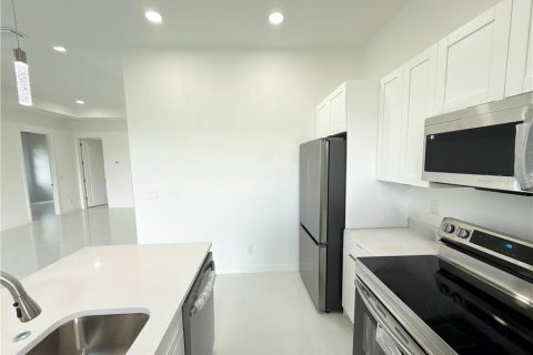 House in Cape Coral, Florida 4 bedrooms, 161.37 sq.m. № 2360859 - photo 12