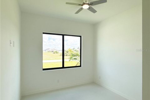 House in Cape Coral, Florida 4 bedrooms, 161.37 sq.m. № 2360859 - photo 16
