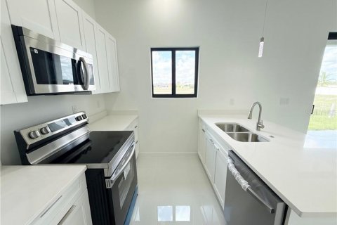 House in Cape Coral, Florida 4 bedrooms, 161.37 sq.m. № 2360859 - photo 11