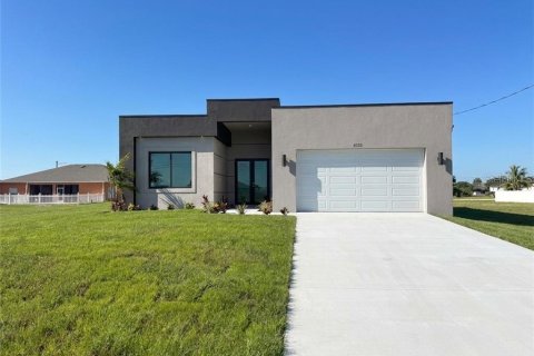 House in Cape Coral, Florida 4 bedrooms, 161.37 sq.m. № 2360859