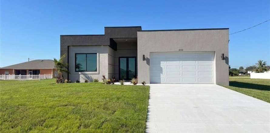 House in Cape Coral, Florida 4 bedrooms, 161.37 sq.m. № 2360859