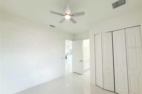 House in Cape Coral, Florida 4 bedrooms, 161.37 sq.m. № 2360859 - photo 18
