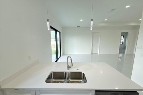 House in Cape Coral, Florida 4 bedrooms, 161.37 sq.m. № 2360859 - photo 14