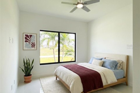 House in Cape Coral, Florida 4 bedrooms, 161.37 sq.m. № 2360859 - photo 17