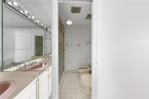 Condo in Miami, Florida, 2 bedrooms  № 1770365 - photo 12
