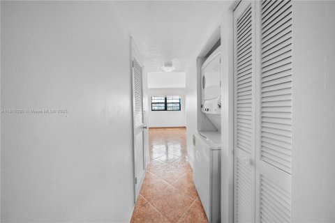 Condo in Miami, Florida, 2 bedrooms  № 1770365 - photo 11