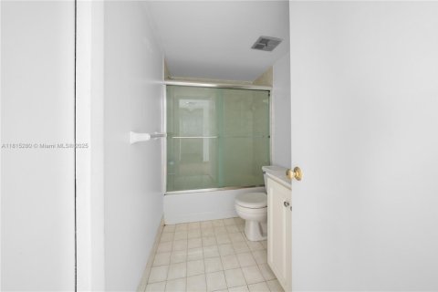 Condo in Miami, Florida, 2 bedrooms  № 1770365 - photo 17